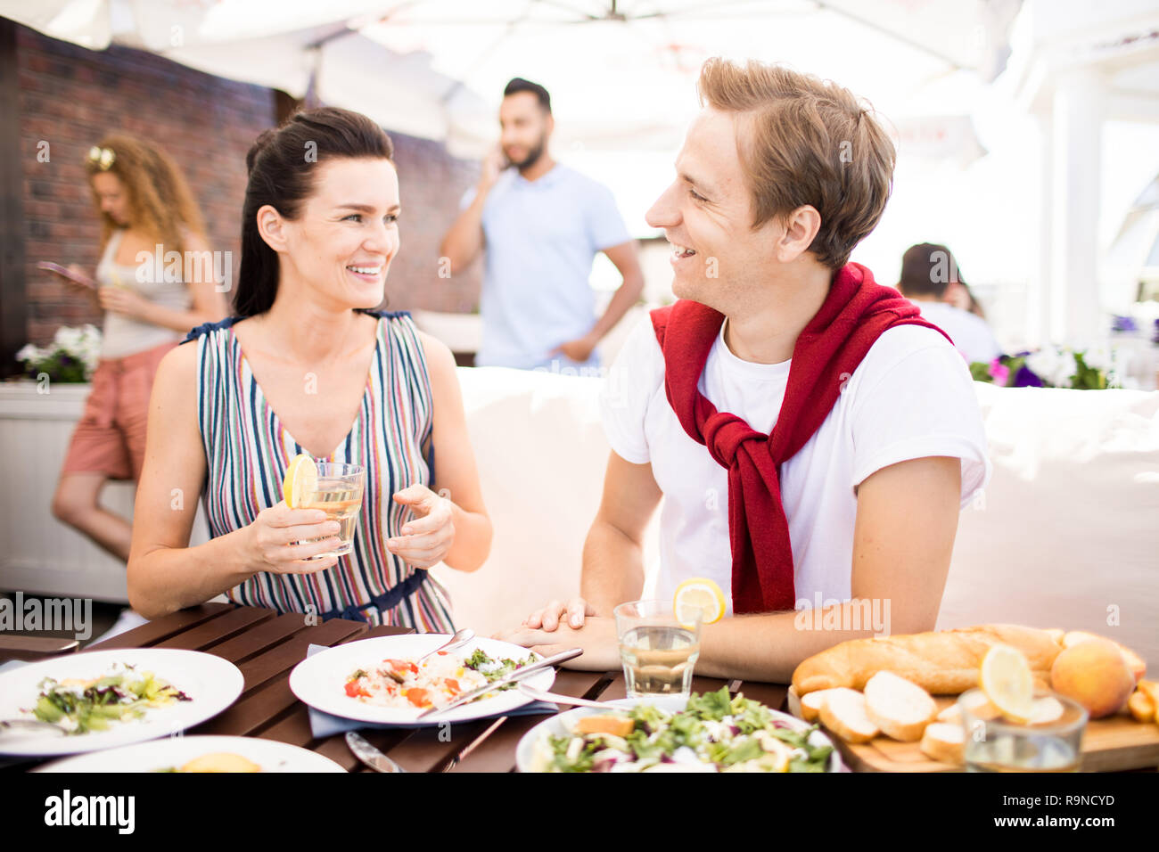 Couple eating lunch Banque D'Images