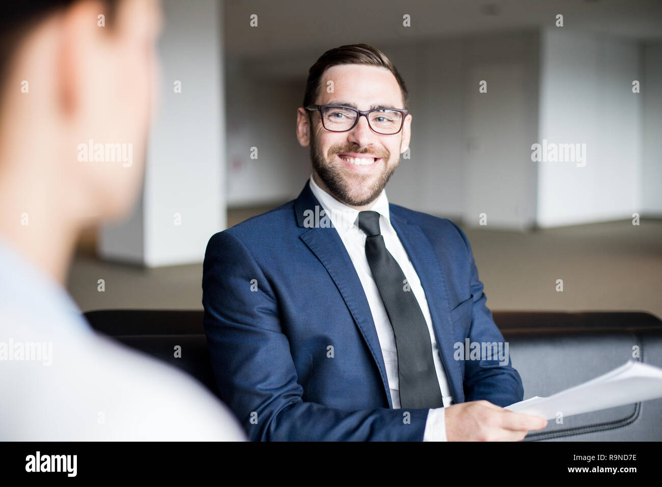 Smiling man sitting et à la personne à Banque D'Images