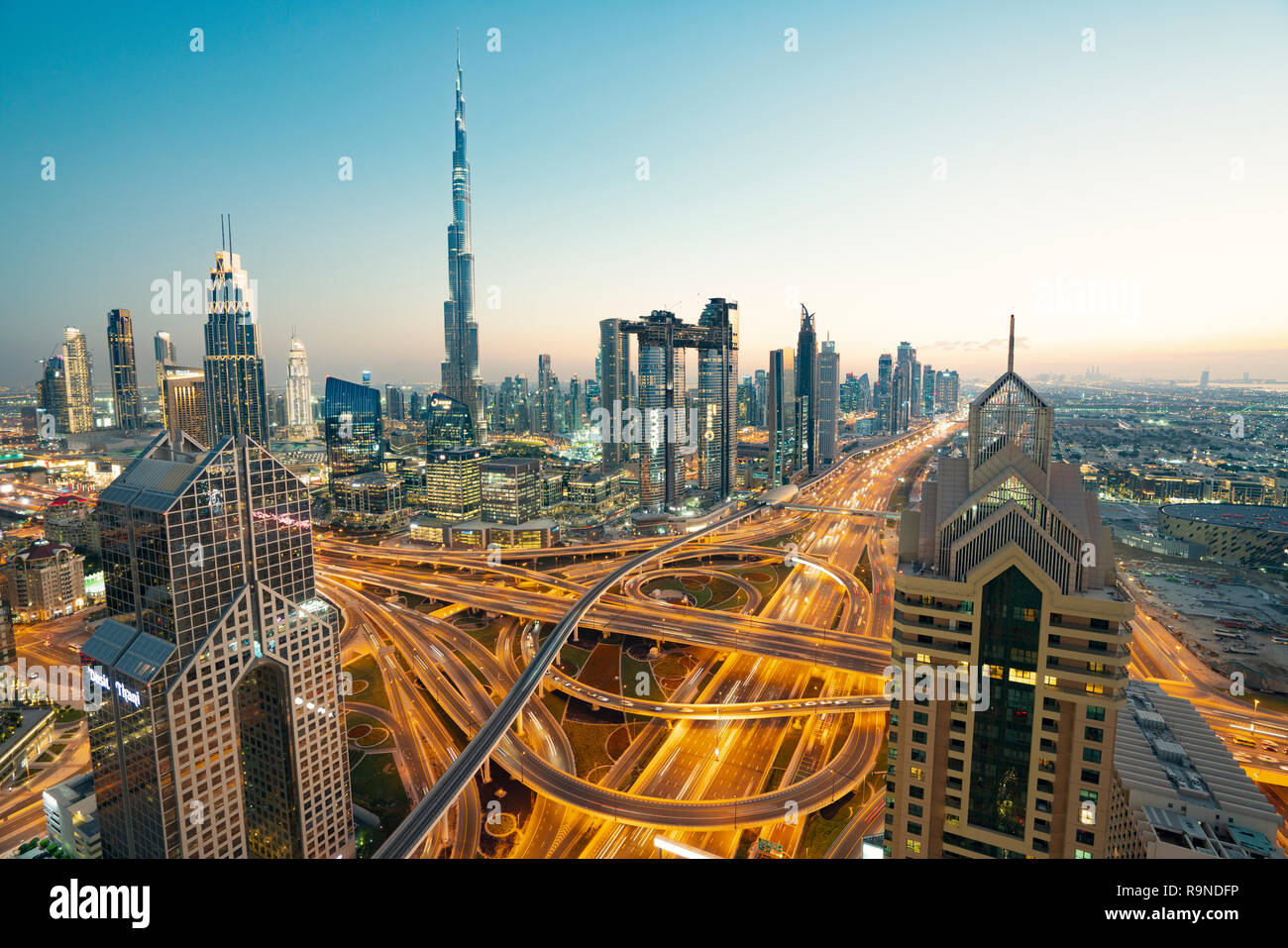 L'horizon de Dubaï, Sheikh Zayed Road et de gratte-ciel Burj Khalifa au crépuscule à Dubaï, Émirats Arabes Unis Banque D'Images
