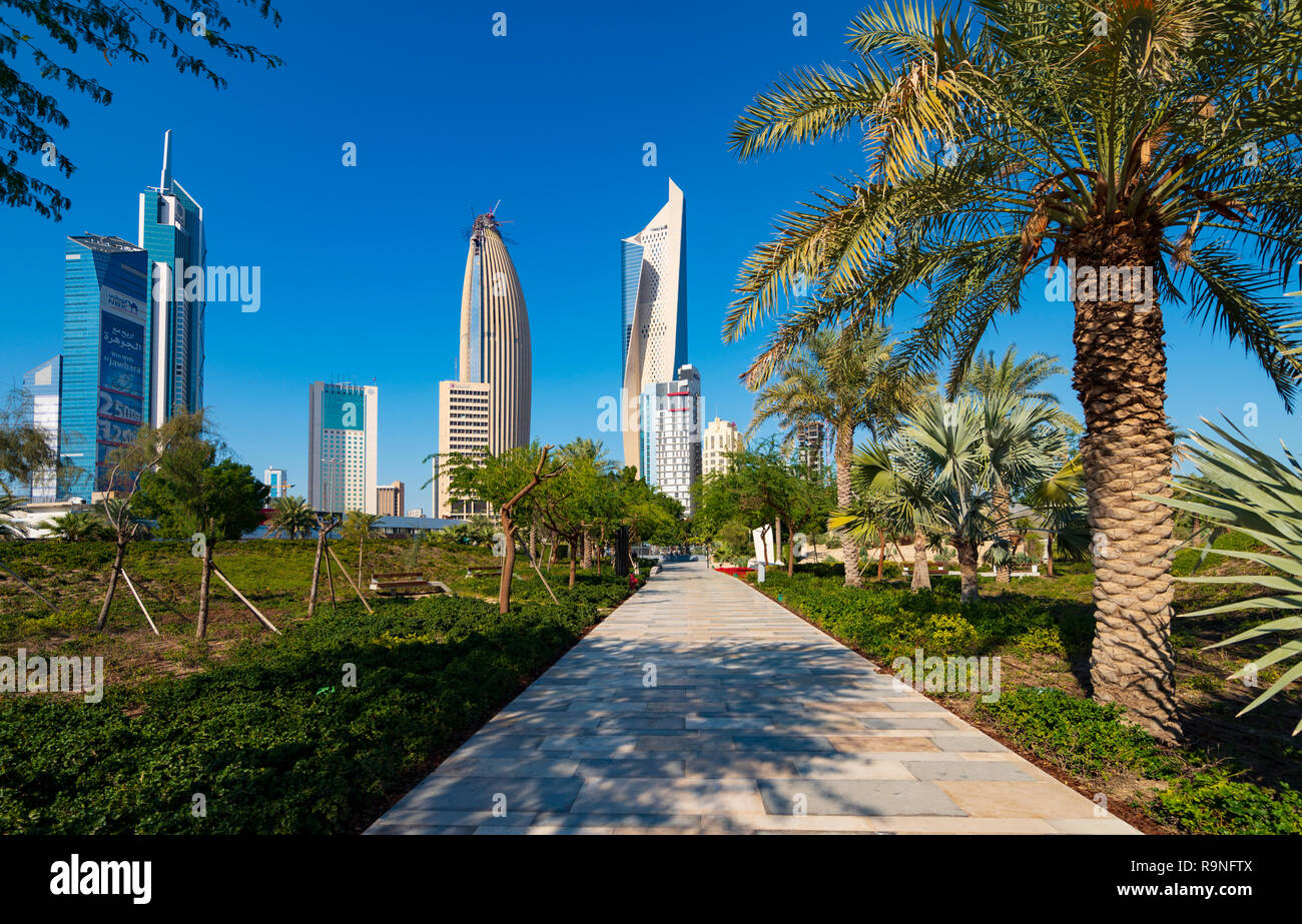 Skyline de jour du centre-ville de Koweït City du Al Shaheed Park au Koweït, au Moyen-Orient Banque D'Images