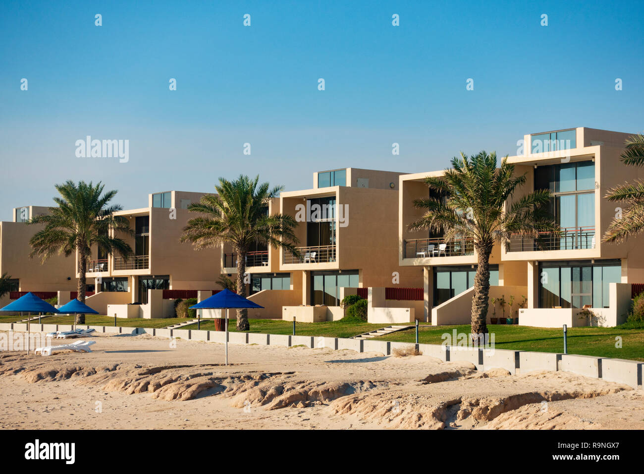 Location de villas en bord de plage moderne au Hilton Kuwait resort, Koweït, Moyen-Orient Banque D'Images