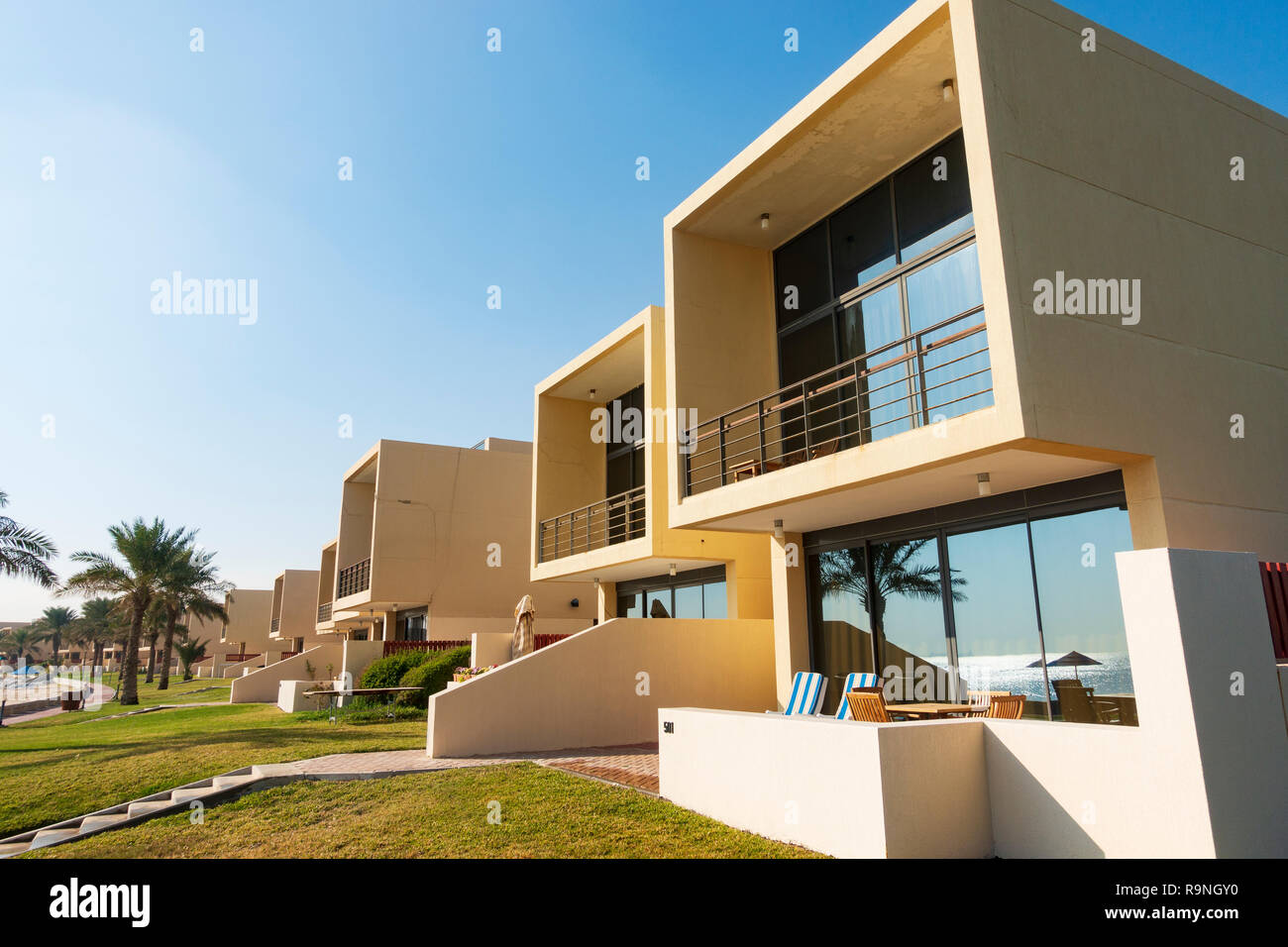 Location de villas en bord de plage moderne au Hilton Kuwait resort, Koweït, Moyen-Orient Banque D'Images