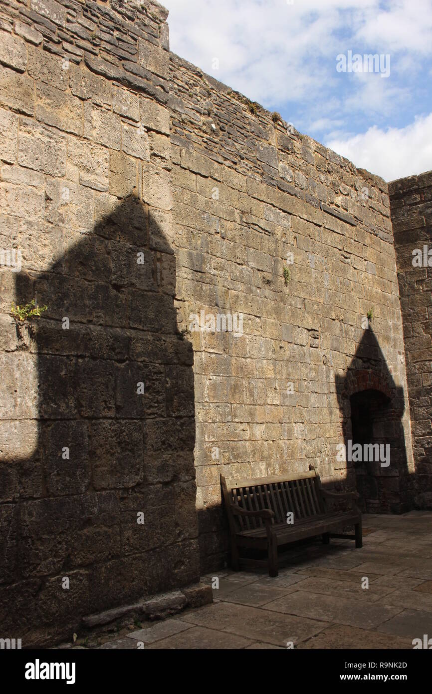 Une ombre de deux towerson un mur, à l'île de Wight, Angleterre Banque D'Images