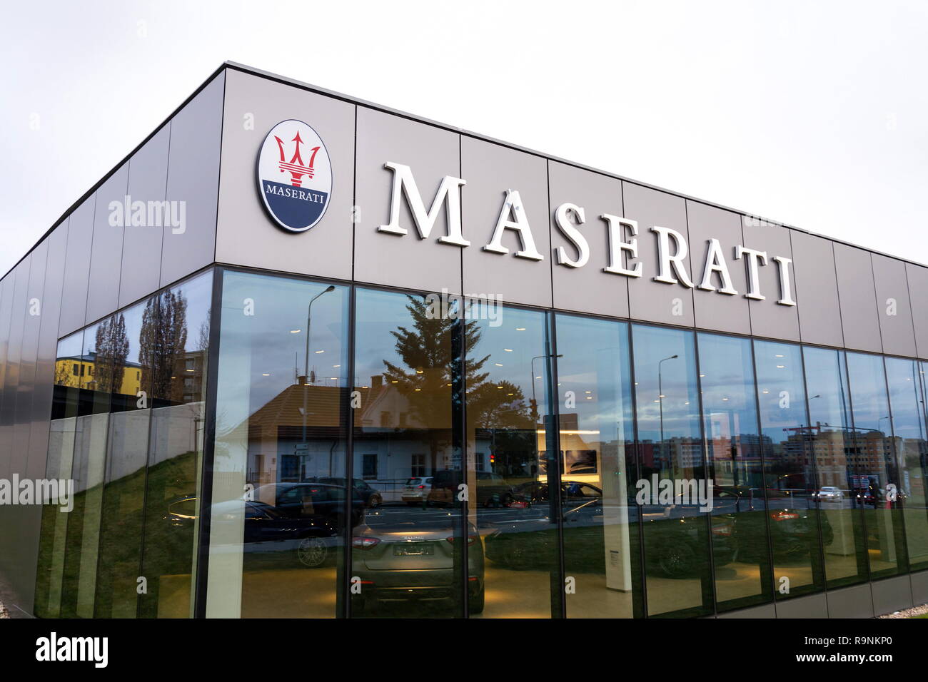 PRAGUE, RÉPUBLIQUE TCHÈQUE - le 23 décembre 2018 : voiture de luxe italien Maserati fabricant logo de l'entreprise en face de la construction de la concession le 23 décembre 2018 Banque D'Images