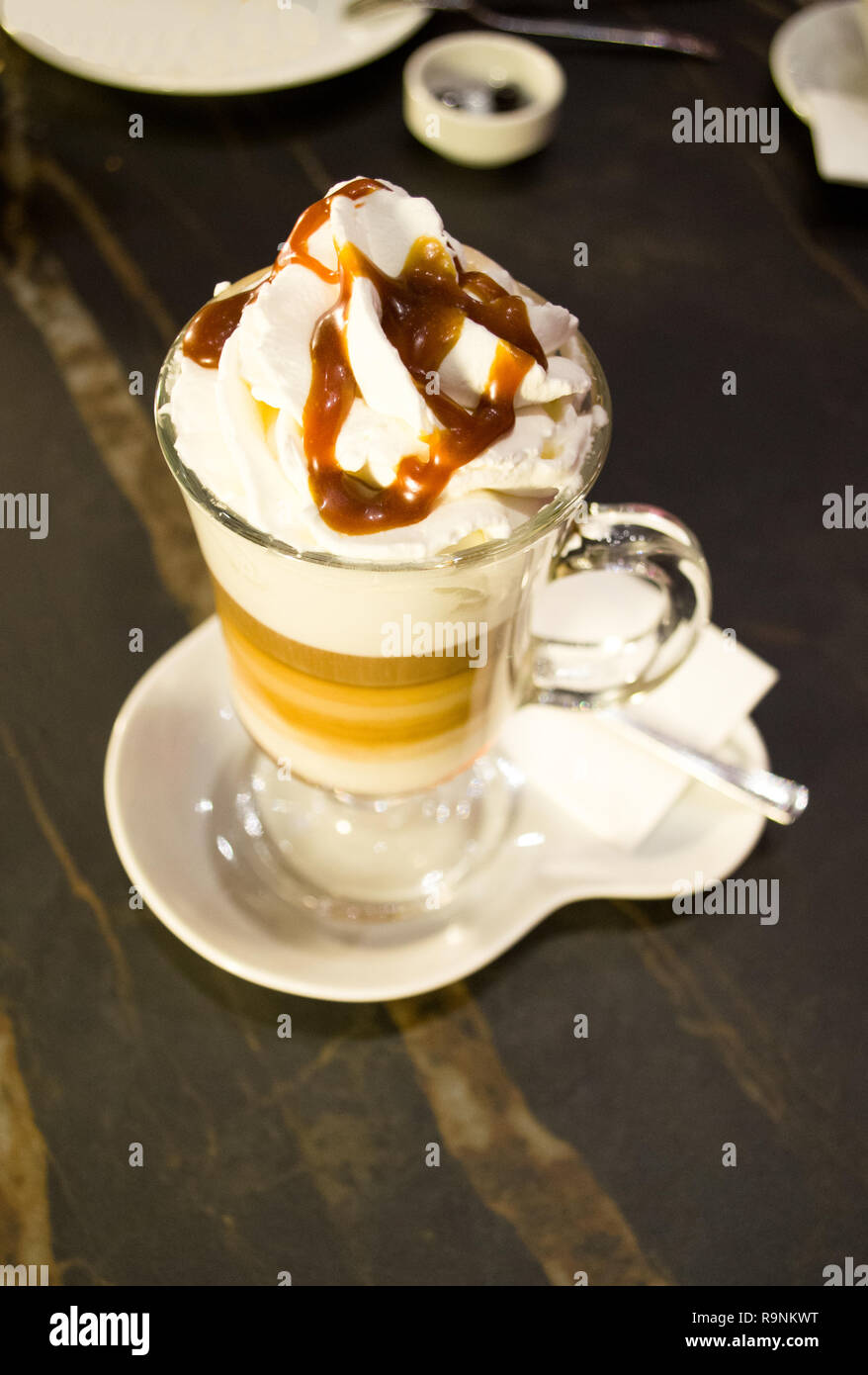 Cafe latte macchiato caramel Banque D'Images