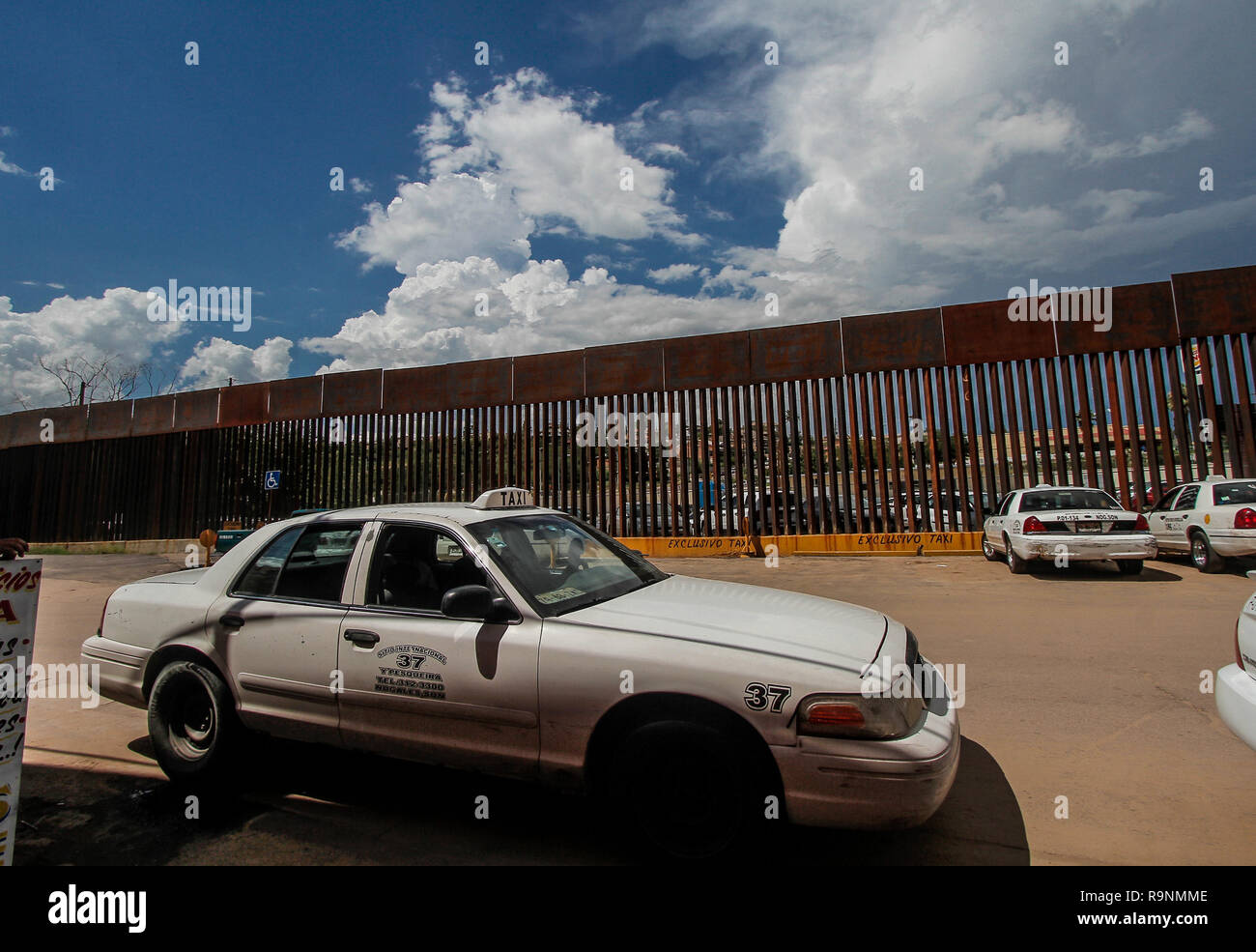 La vie quotidienne et dans le mur dans la ville frontière de Nogales, Sonora, Mexique. Vida cotidiana y alrededor de la muralla en la ciudad fronteriza Banque D'Images