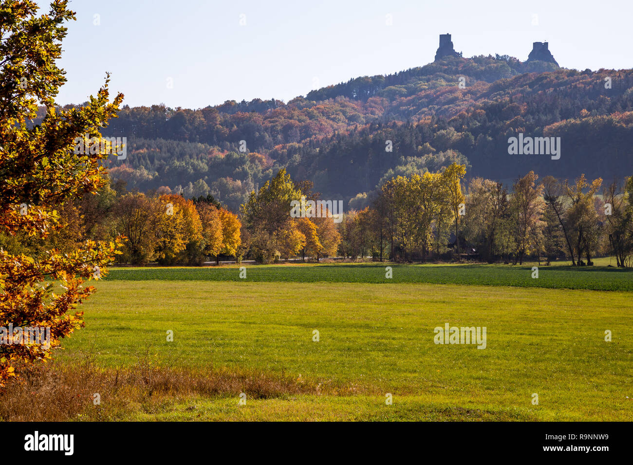 Paysage d'automne en Bohême dominant les ruines d'un château médiéval sur une colline haute et rock. Monument historique de la République tchèque et un populaire Banque D'Images