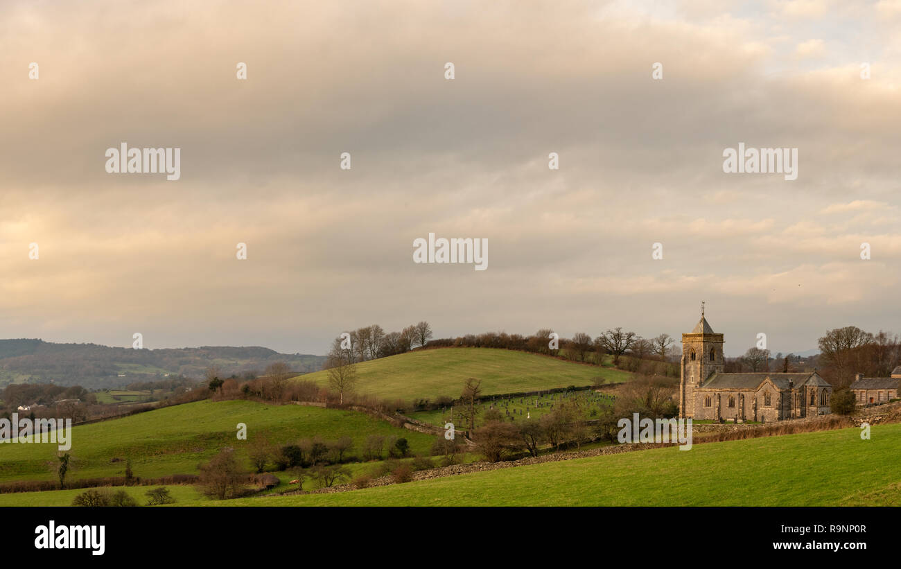 Vue sur les champs à Crossthwaite Église dans le Lake District. Nikon D850, Nikkor 50mm f1.4, f =11, 1/80e seconde, ISO200 4 panoramique du châssis (la Banque D'Images