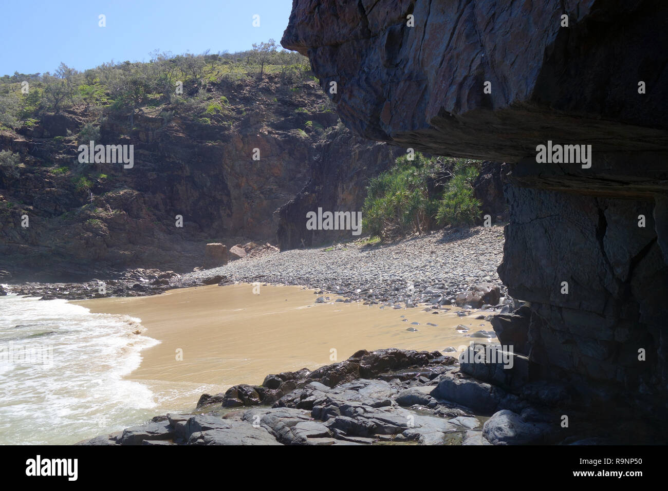 Plage déserte, Eagle Cove, parc national de Noosa, Sunshine Coast, Queensland, Australie Banque D'Images