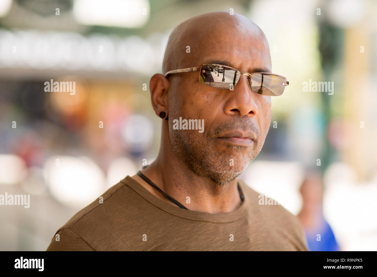 Young African American man portant des lunettes de soleil à l'extérieur. Banque D'Images