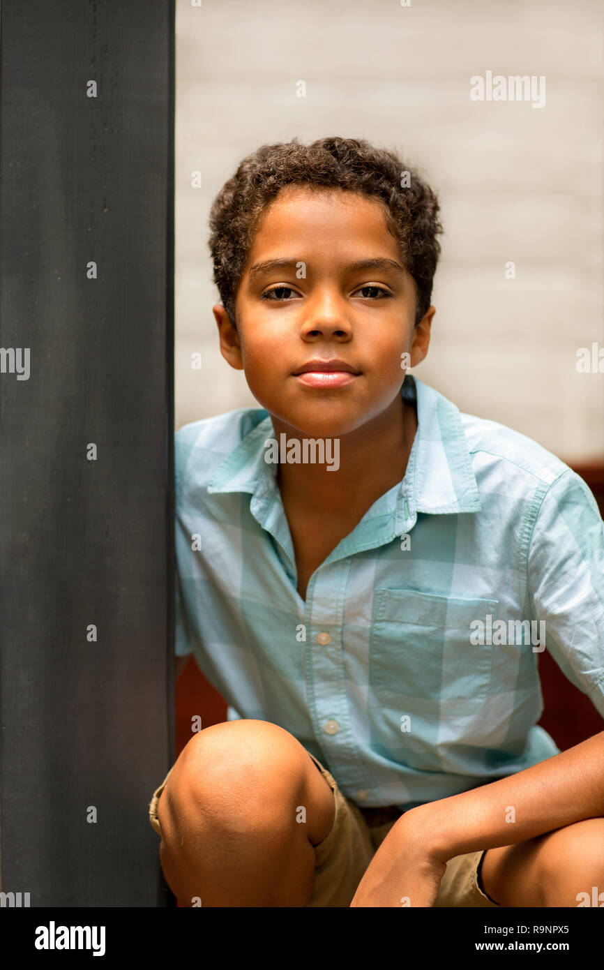 Portrait d'un jeune métis petit garçon. Banque D'Images