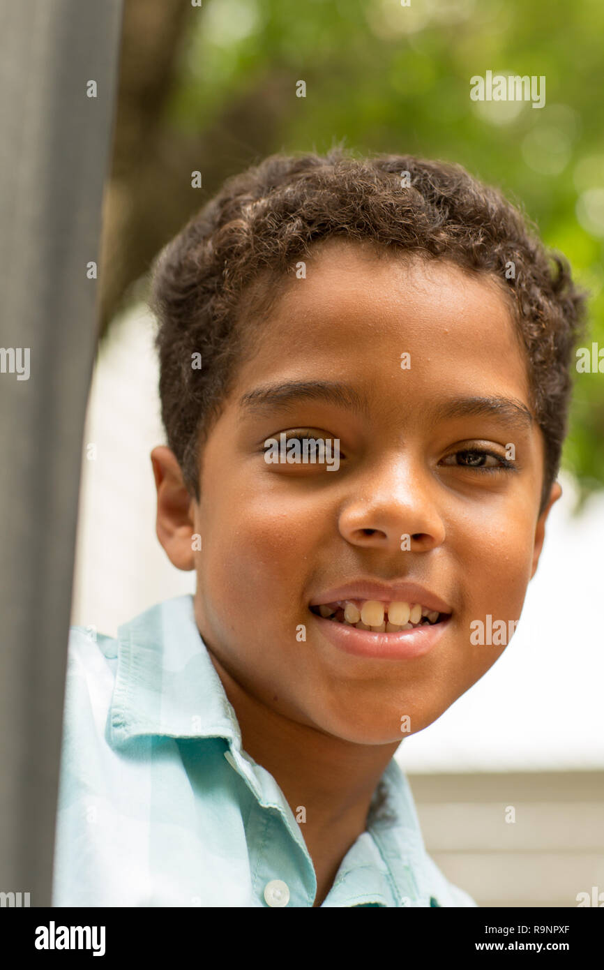 Portrait D Un Jeune Metis Petit Garcon Photo Stock Alamy
