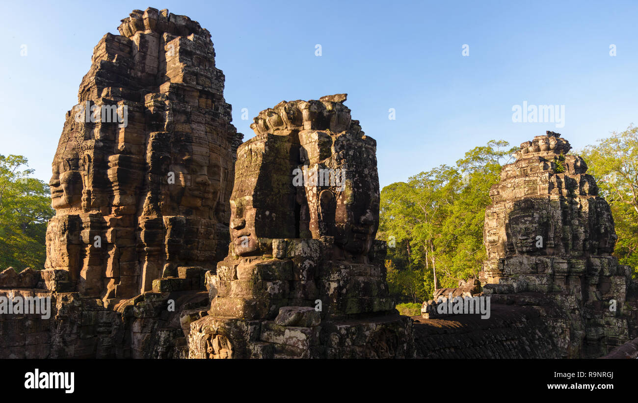 Visages de pierre à Bayon, temple Angkor Thom, selective focus coucher de la lumière. Concept la méditation, célèbre destination touristique au Cambodge, voyage Banque D'Images