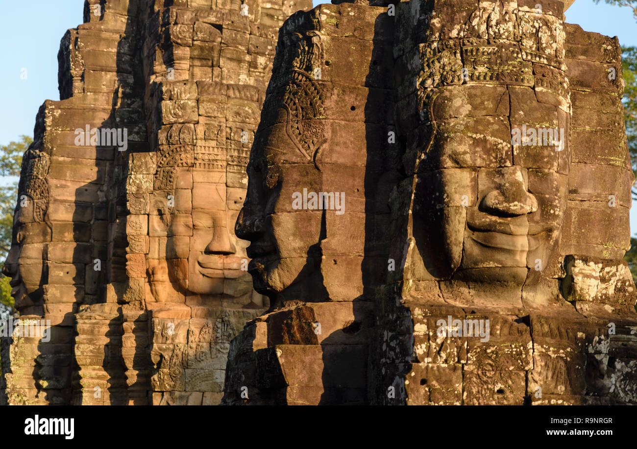 Visages de pierre à Bayon, temple Angkor Thom, selective focus coucher de la lumière. Concept la méditation, célèbre destination touristique au Cambodge, voyage Banque D'Images