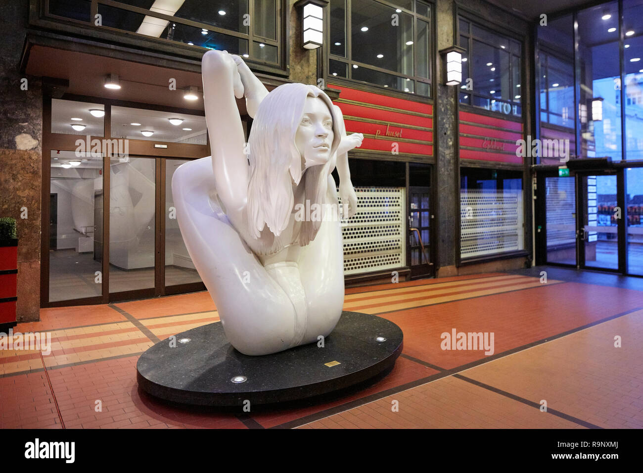 Sculpture Sphinx représentant Kate Moss par l'artiste Marc Quinn Folketeateret à Oslo, Norvège Banque D'Images