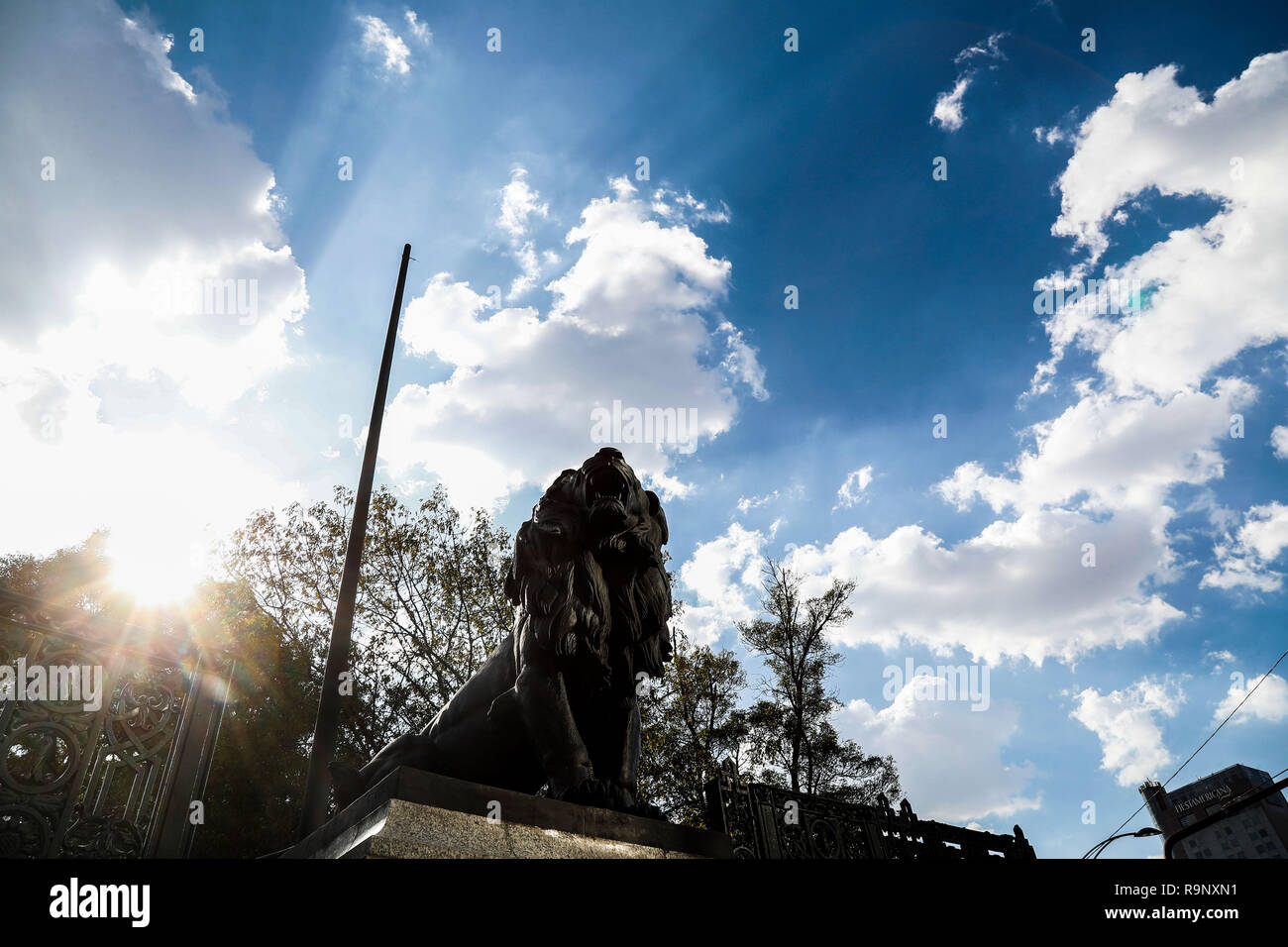 Sculpture statue ou avec lion's nom. dans la forêt de Chapultepec. parc urbain à la ville de Mexico. (Foto Luis Gutierrez /NortePhoto.com) estatua o escultura con foma de Leon. en el Bosque de Chapultepec. parque urbano en la Ciudad de México. estatua o escultura con foma de Leon. en el Bosque de Chapultepec. parque urbano en la Ciudad de México. Banque D'Images