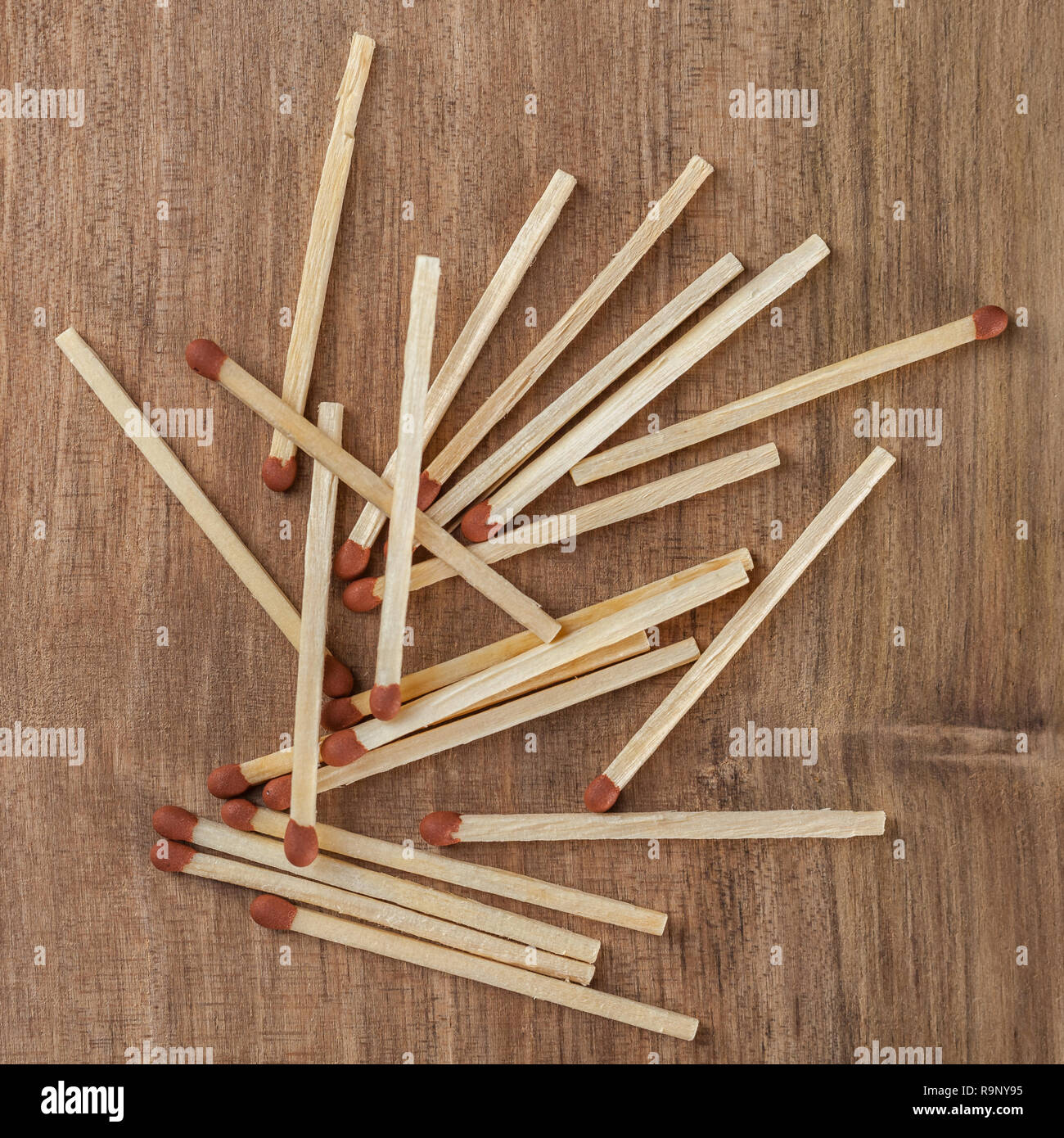 Bâtonnets en bois allumettes sur une table en bois. Banque D'Images