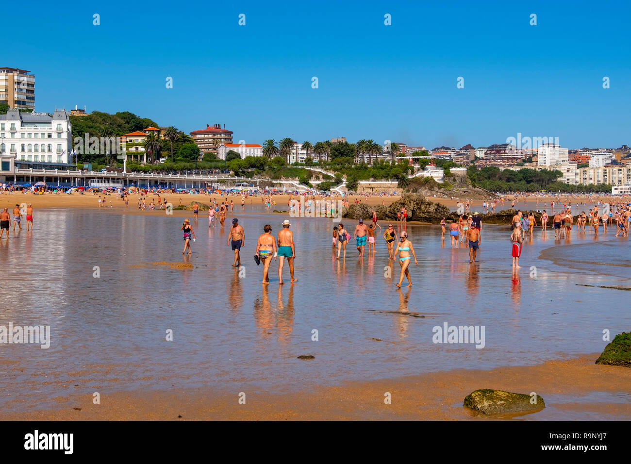 La plage de Sardinero en été. Santander, Gascogne, Cantabrie, dans le Nord de l'Espagne, l'Europe. Banque D'Images