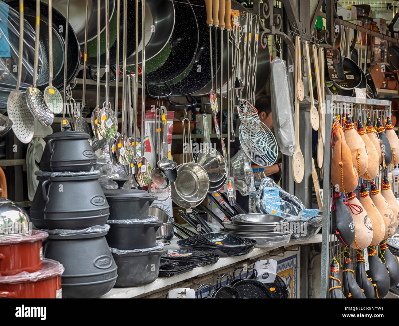 VALENCE, ESPAGNE - 24 MAI 2018: Casseroles et poêles à vendre à la boutique traditionnelle de matériel de monteurs de fer Banque D'Images