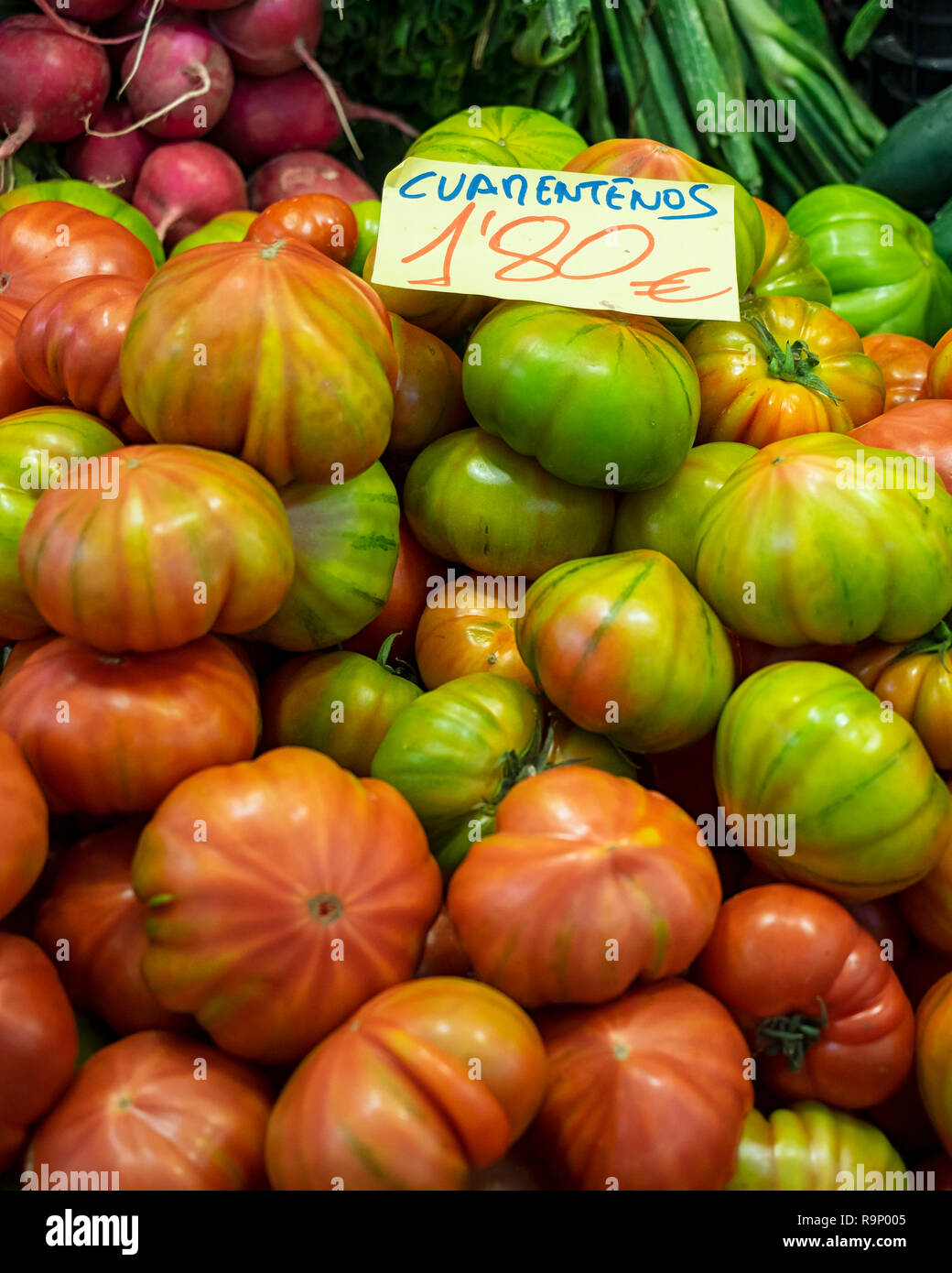 VALENCE, ESPAGNE - 24 MAI 2018 : tomates fraîches du patrimoine au marché central avec étiquette de prix Banque D'Images