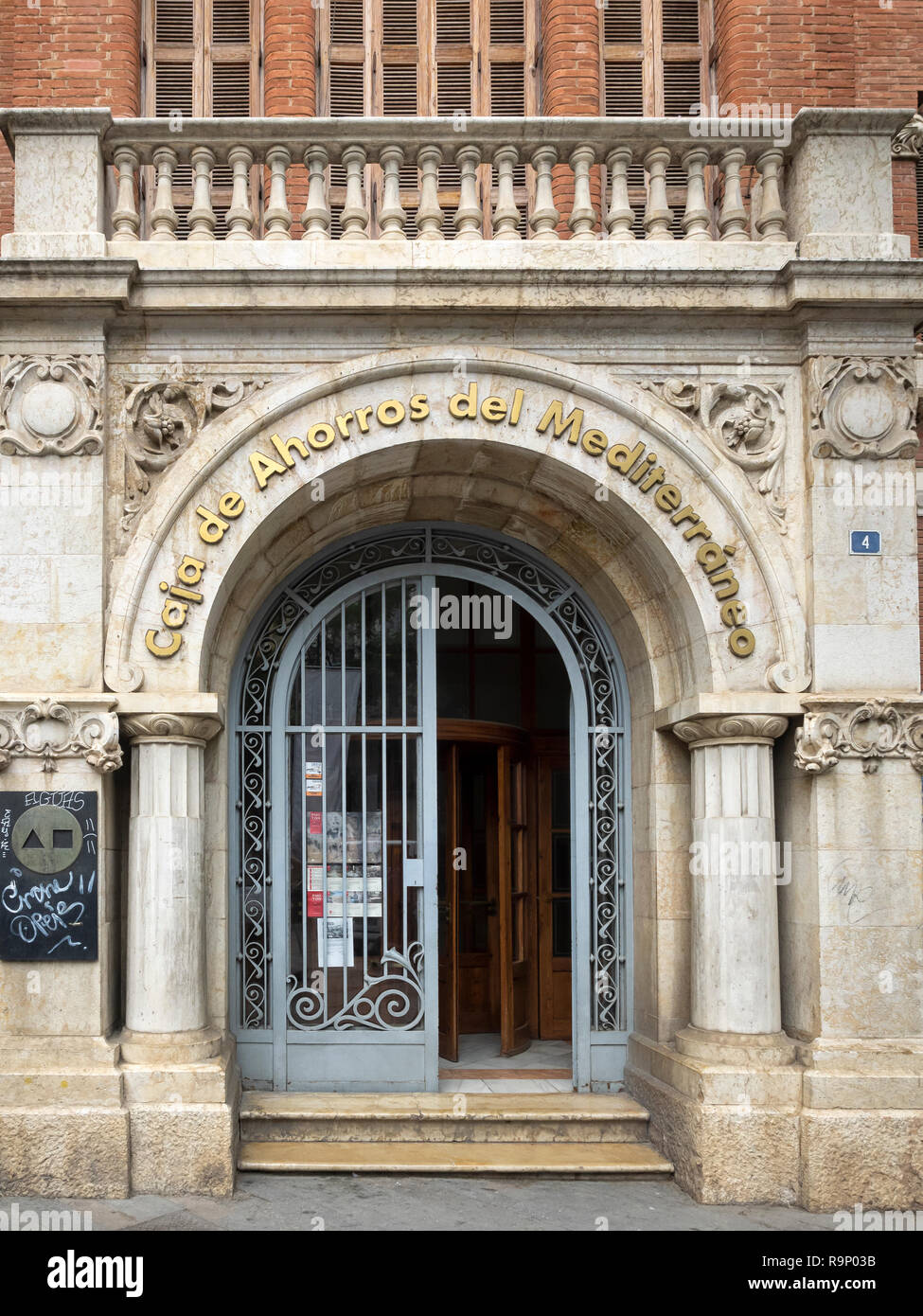 VALENCE, ESPAGNE - 24 MAI 2018 : porte avec panneau pour la Banque d'épargne méditerranéenne (Caja de Ahorros Del Mediterraneo) Banque D'Images