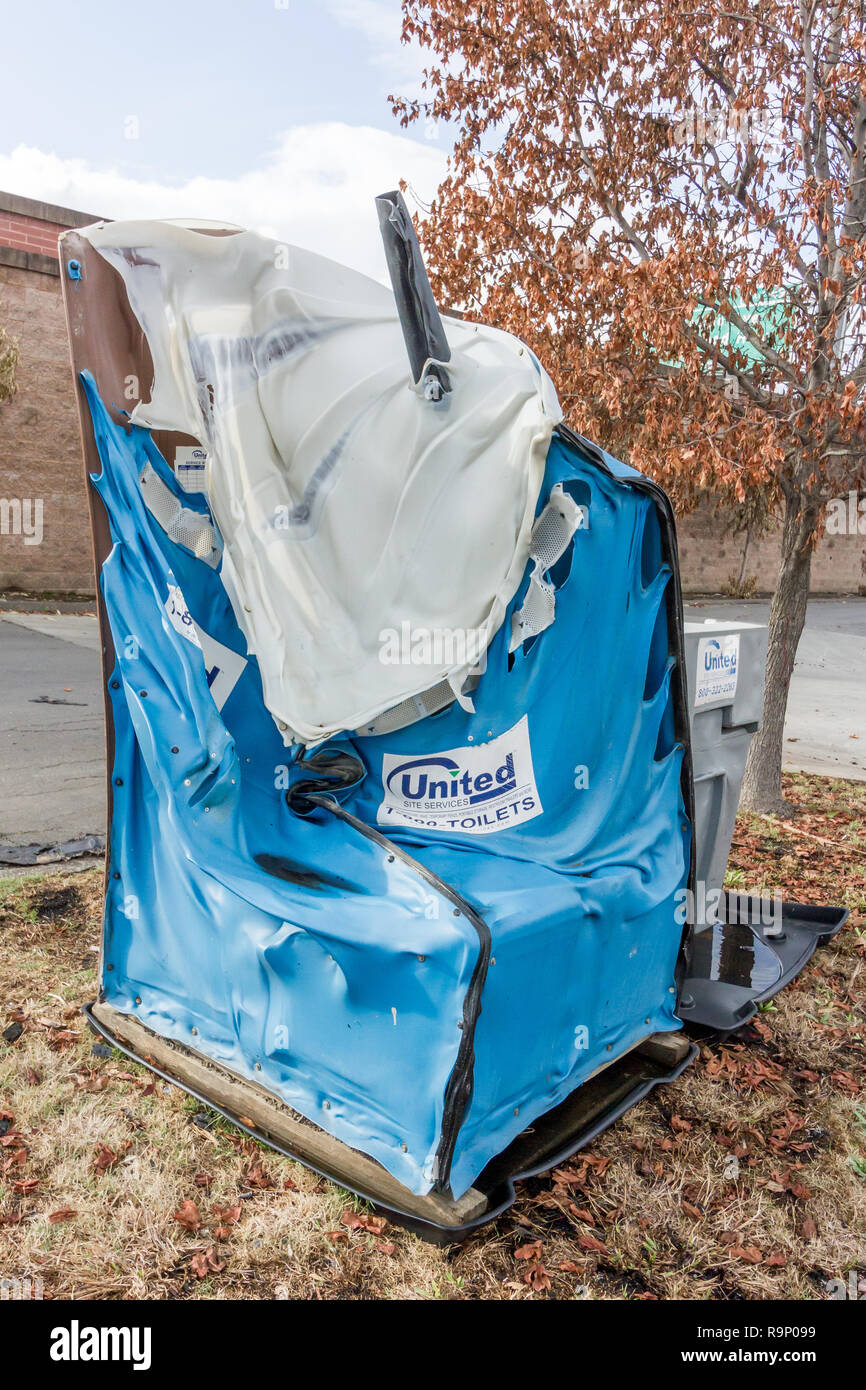Outhouse fondu - Ces images ont été capturées dans les quartiers près de Santa Rosa, Californie, où les feux de friches au début d'octobre 2017. Banque D'Images