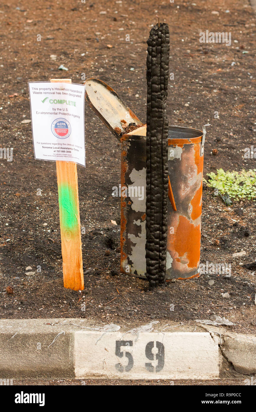Boîte aux lettres tombé - Ces images ont été capturées dans les quartiers près de Santa Rosa, Californie, où les feux de friches au début d'octobre 2017. Banque D'Images