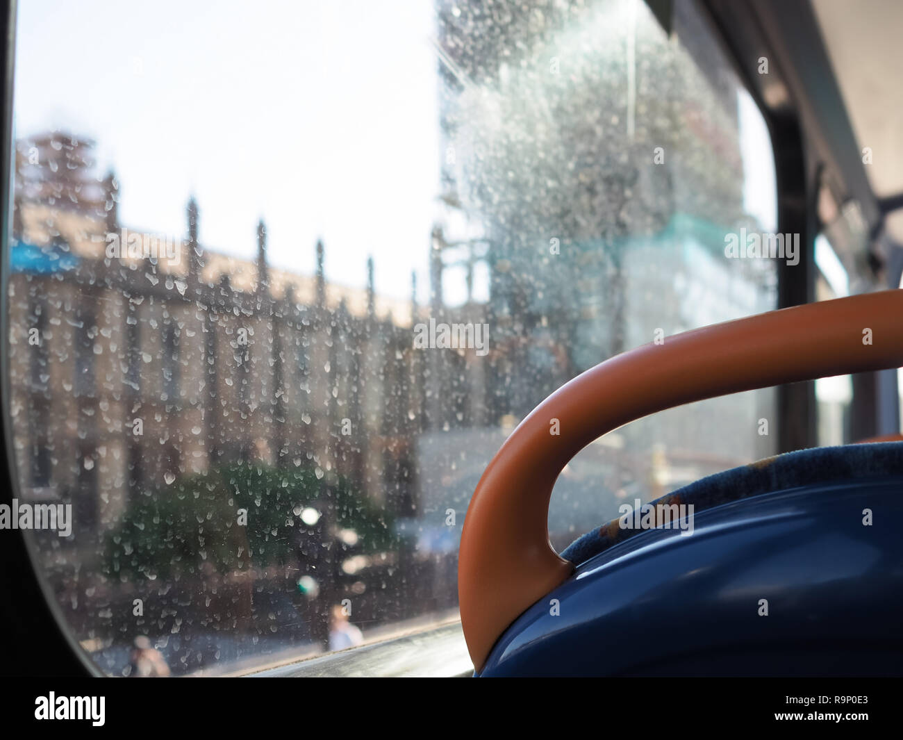 L'eau sale de marques sur une fenêtre de l'autobus à Londres Banque D'Images