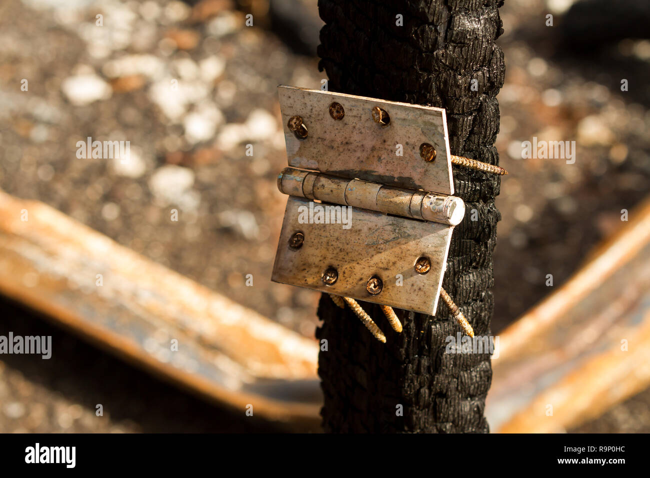 Charnière de porte - ces images ont été capturées dans les quartiers près de Santa Rosa, Californie, où les feux de friches au début d'octobre 2017. Banque D'Images