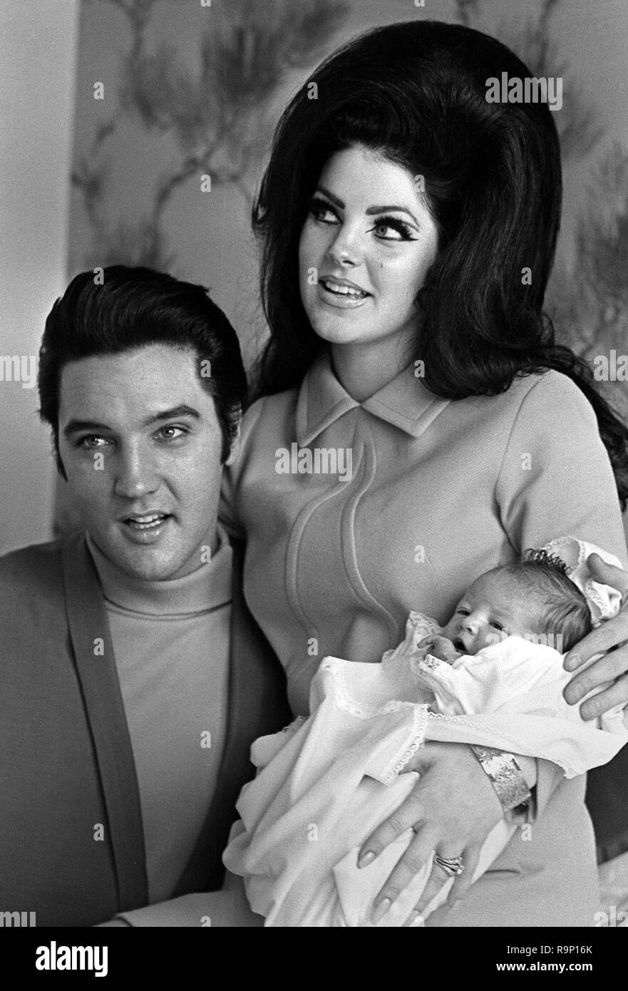 Elvis Presley Priscilla Presley Laissant Lhôpital Baptist Memphis Tennessee Avec Leur 