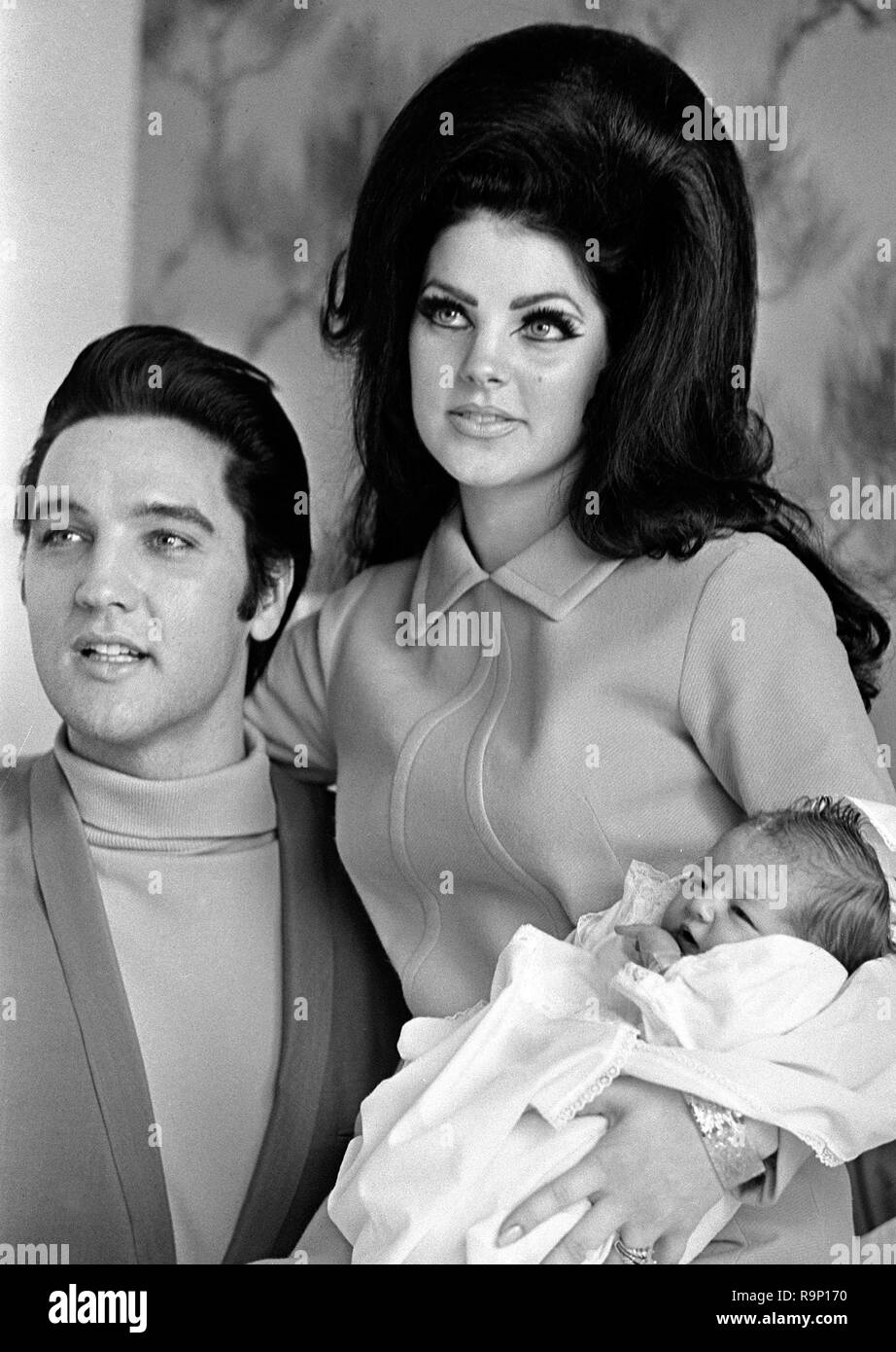 Lisa Marie Presley And Elvis Presley Banque Dimages Noir Et Blanc Alamy 