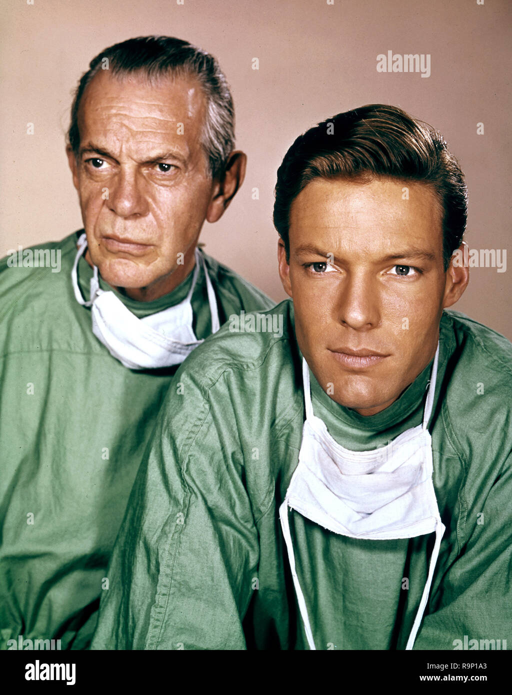 Raymond Massey, Richard Chamberlain, photo publicitaire pour la série télévisée « Dr Kildare », MGM Television, circa 1962 référence du fichier 33635 768CPC Banque D'Images