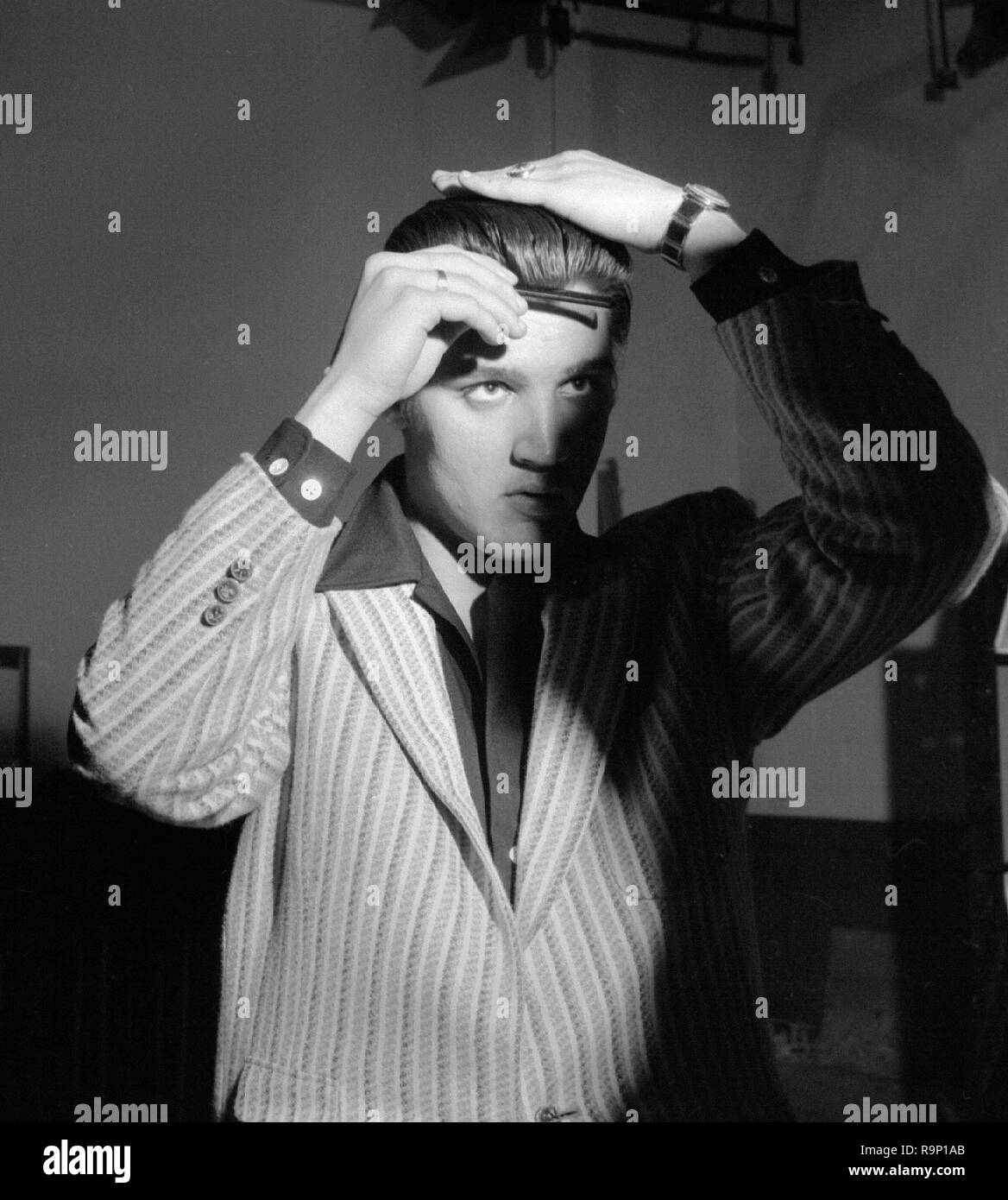 Elvis Presley, combs ses cheveux avant d'effectuer sur le 'Milton Berle Show' 1956. Référence #  33635 Fichier 772THA Banque D'Images