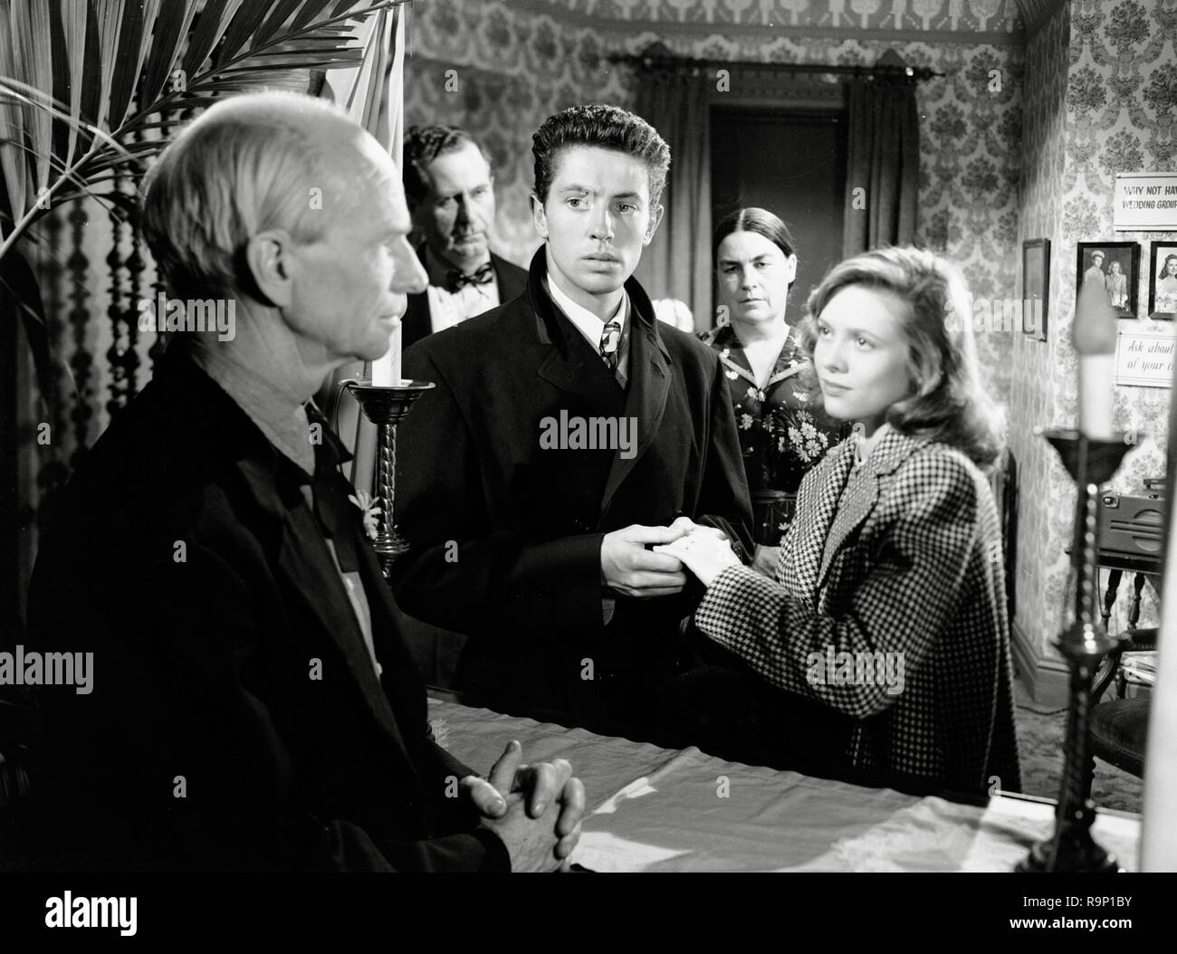 Farley Granger, Cathy O'Donnell, 'ils vivent par night' (1949) RKO Radio Pictures référence #  33635 Fichier 814THA Banque D'Images
