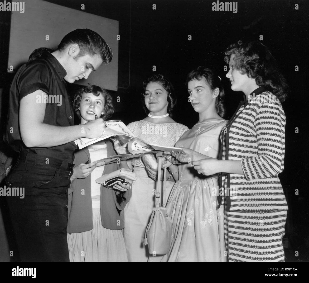 Elvis Presley, signe des autographes pour les fans, vers 1957 référence #  33635 824THA Banque D'Images
