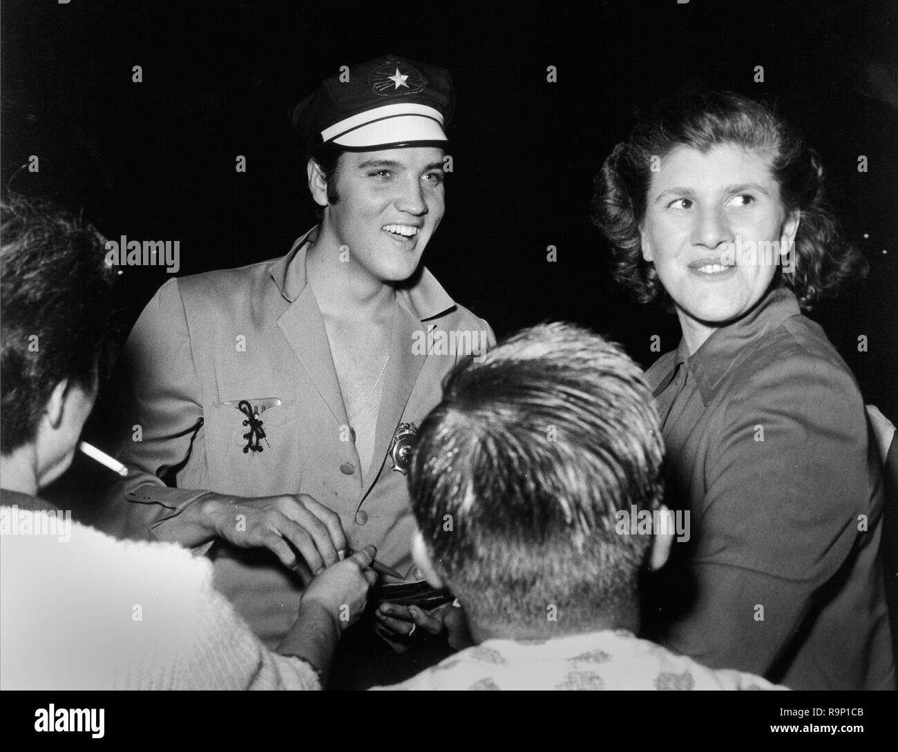 Elvis Presley, portant son chapeau moto tandis que de signer des  autographes pour les fans, vers 1956 référence # 33635 825THA Photo Stock -  Alamy