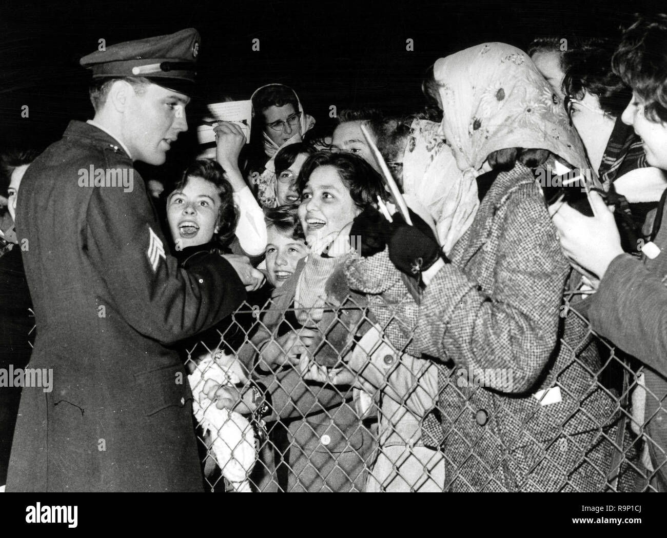 Elvis Presley, signe des autographes pour ses fans à l'aéroport de Prestwick, en Ecosse, 1960 Référence du dossier #  33635 833THA Banque D'Images