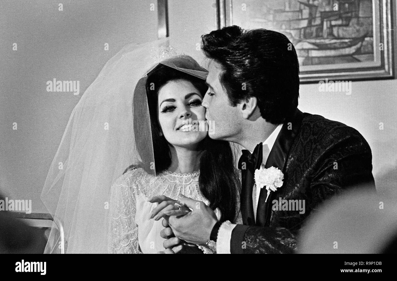 Elvis Presley, Priscilla Presley, le jour de leur mariage, le 1er mai 1967, à l'hôtel Aladdin à Las Vegas, Nevada. Référence du fichier : 33635_848CPC Banque D'Images