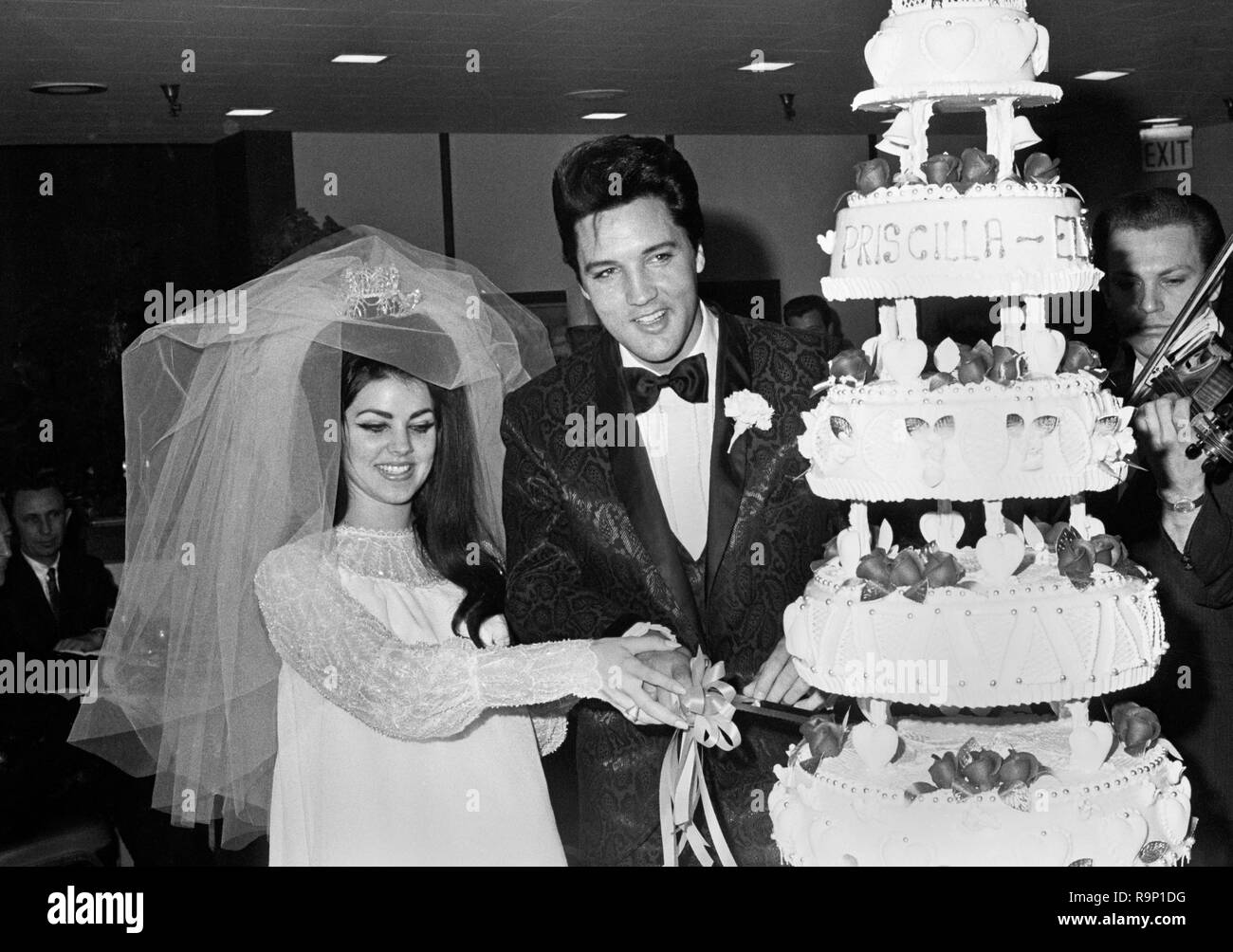 Elvis Presley, Priscilla Presley, le jour de leur mariage, le 1er mai 1967, à l'hôtel Aladdin à Las Vegas, Nevada. Référence du fichier : 33635 853CPC Banque D'Images