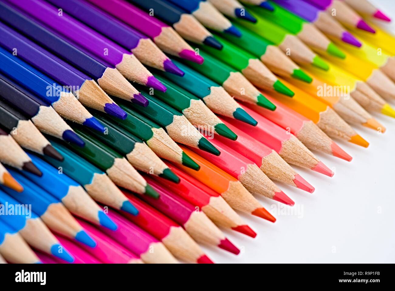 Sélection de crayons de couleur isolé sur fond blanc colorflu Banque D'Images