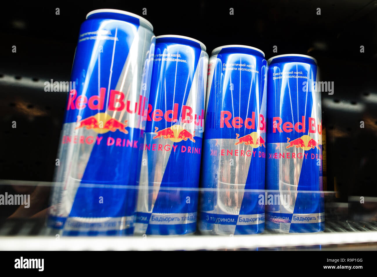 Kiev, Ukraine - 19 décembre 2018 : Red Bull canettes sur les étagères du  réfrigérateur dans un supermarché. Red Bull est une boisson énergétique  vendu par Red Bull GmbH, un Autrichien Photo Stock - Alamy