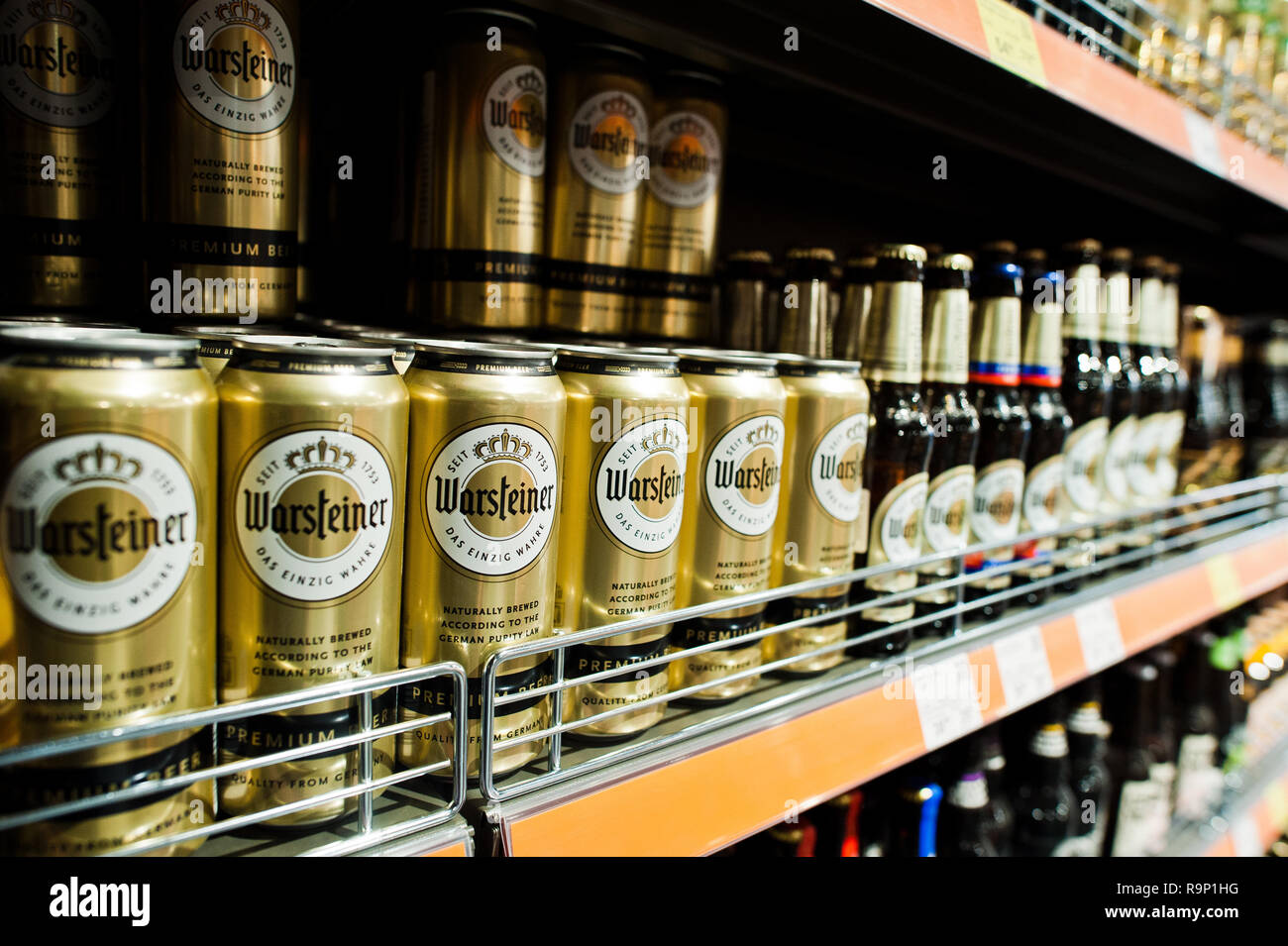 Kiev, Ukraine - 19 décembre 2018 : Les bouteilles et canettes de bière Warsteiner sur les étagères de supermarché se. La Warsteiner bière est brassée dans la forêt d'Arnsberg Banque D'Images