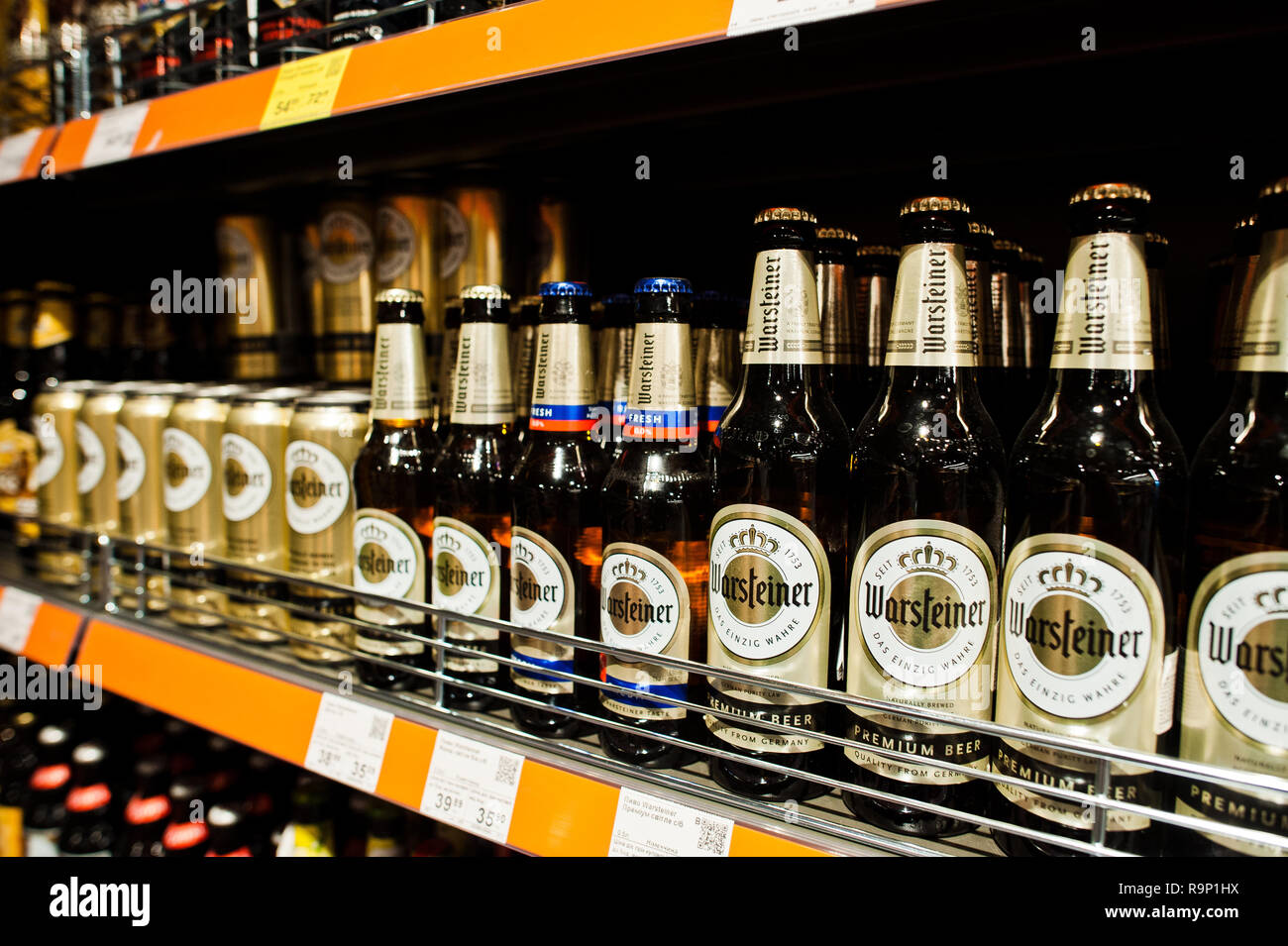 Kiev, Ukraine - 19 décembre 2018 : Les bouteilles et canettes de bière Warsteiner sur les étagères de supermarché se. La Warsteiner bière est brassée dans la forêt d'Arnsberg Banque D'Images