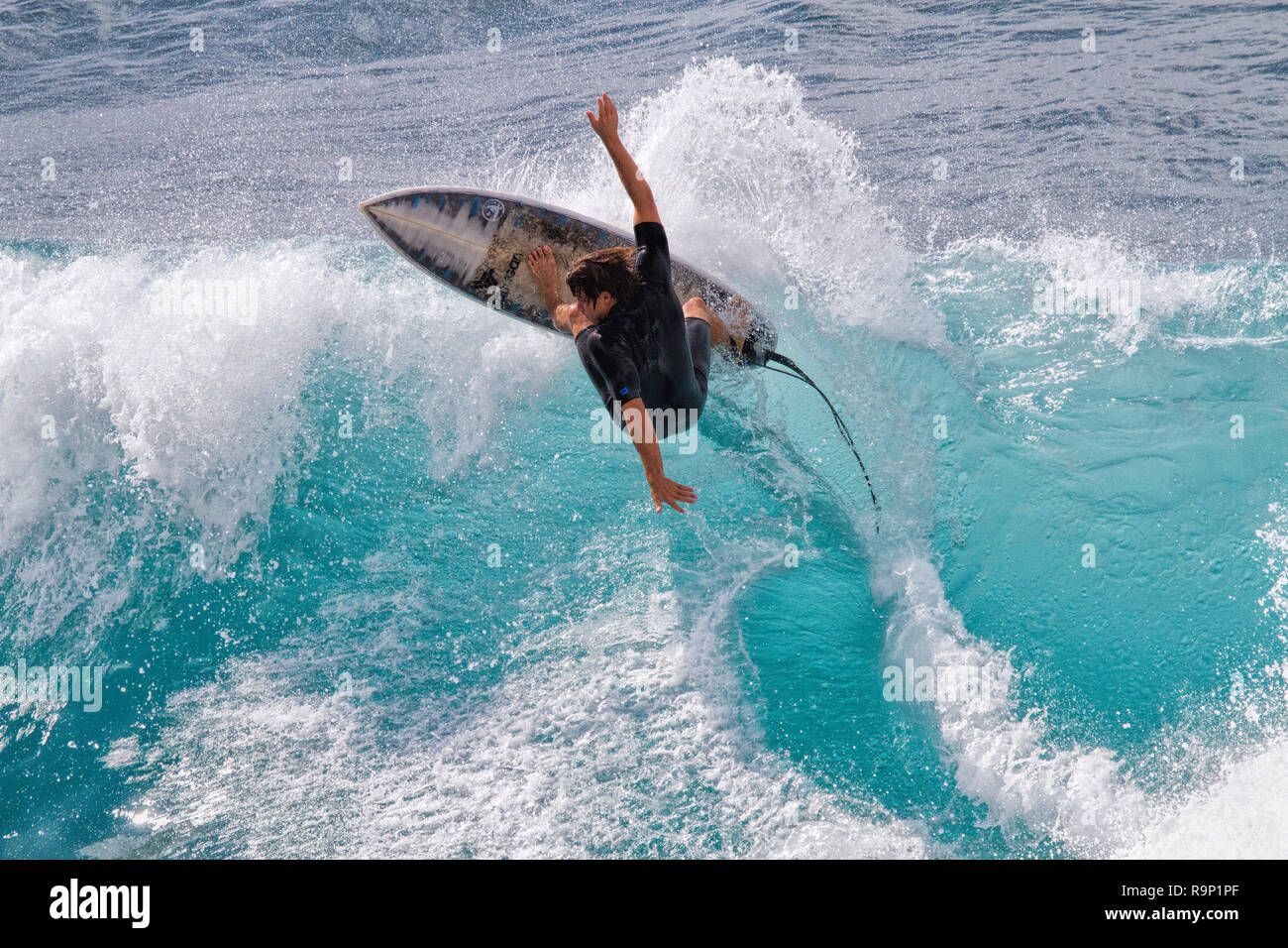 Jeune homme athlétique, surfeur sur une grosse vague à Honolua Bay. Banque D'Images