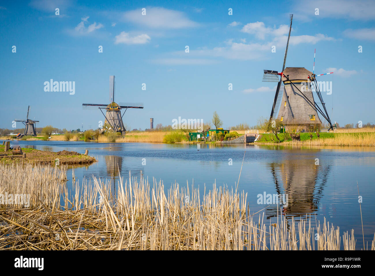 Paysage ensoleillé lumineux de moulins à vent à l'ancienne qui fonctionnent encore aujourd'hui Banque D'Images