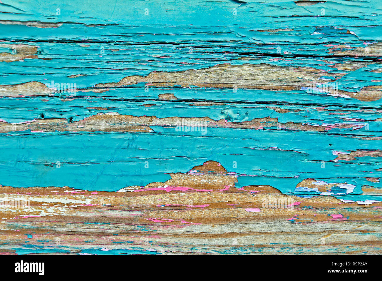 Close up ou turquoise et rose peeling peinture sur bois patiné Banque D'Images