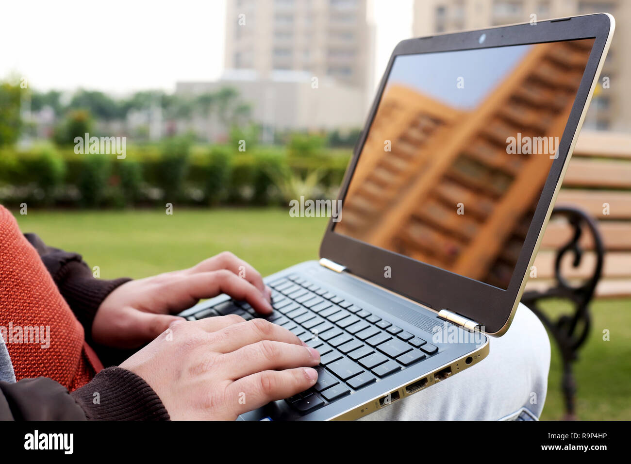 L'homme est saisie de travailler sur l'ordinateur portable en parc. Banque D'Images