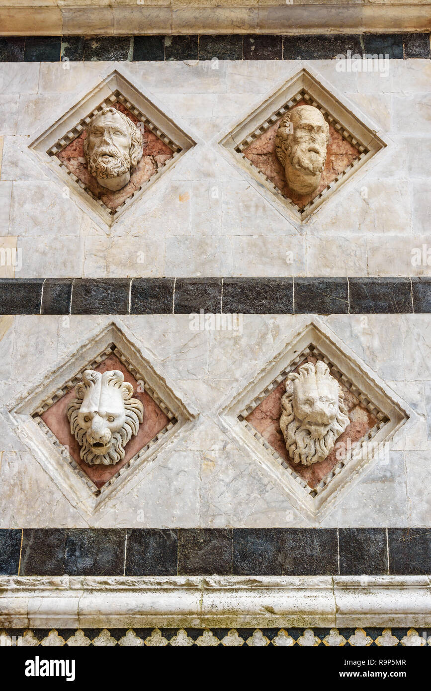 Sur le mur de façade Sculptures Baptistère de San Giovanni, à Sienne. Italie Banque D'Images