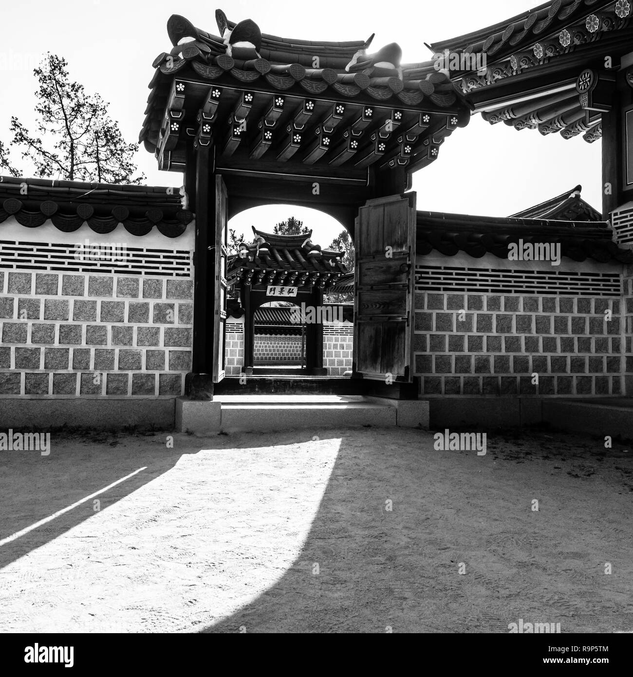 Séoul, Corée du Sud - 3 juin 2017 : porte traditionnel coréen. Gyeongbokgung Palace, Séoul, Corée du Sud. Banque D'Images