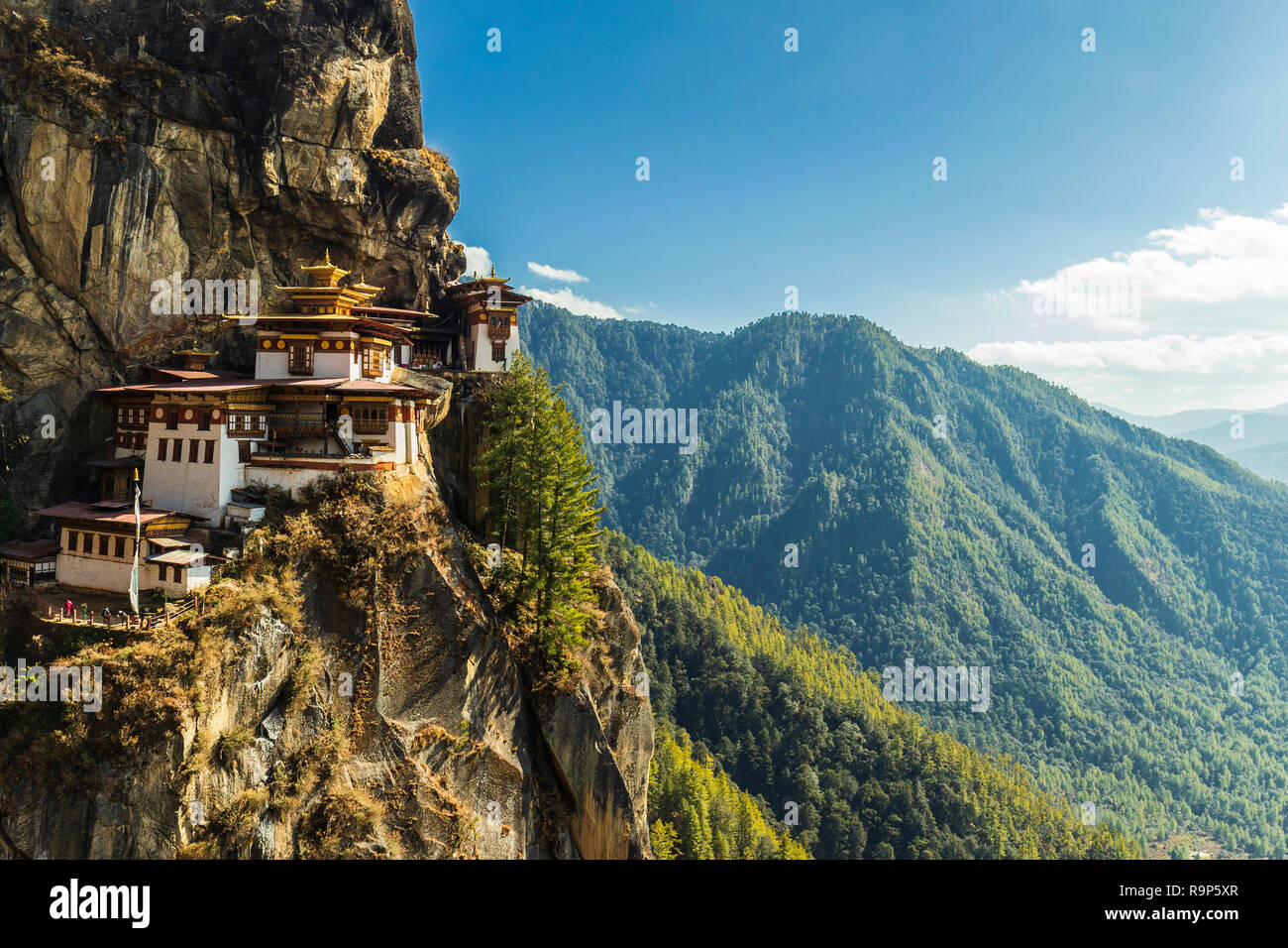 Taktshang Goemba est un magnifique temple bouddhiste et l'endroit le plus sacré au Bhoutan est situé sur la haute falaise de la montagne de la vallée de Paro au Bhoutan. Banque D'Images